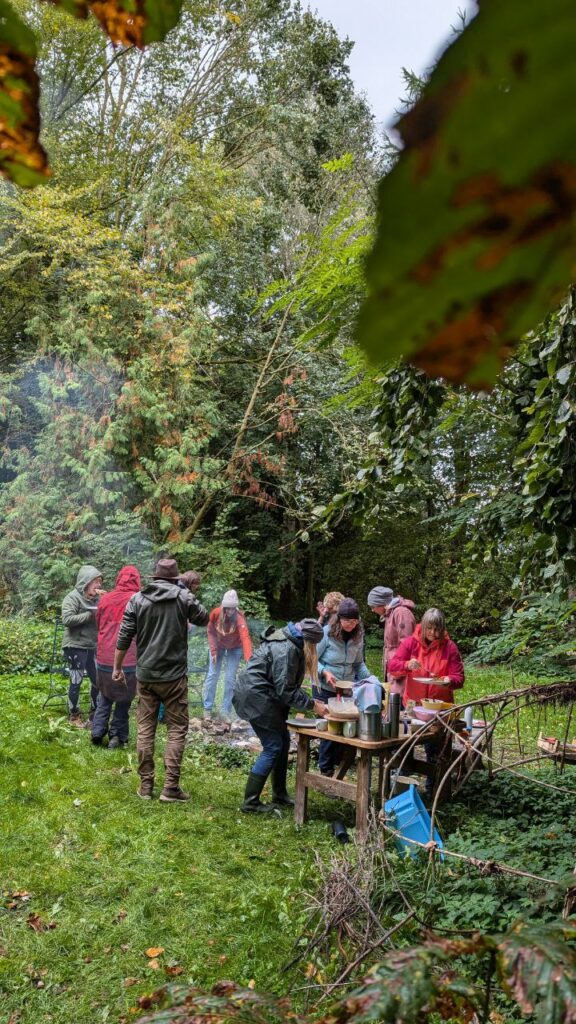 Kräuterpädagogik Ausbildungsgruppe beim gemeinsamen Lernen und Zubereiten in der Natur